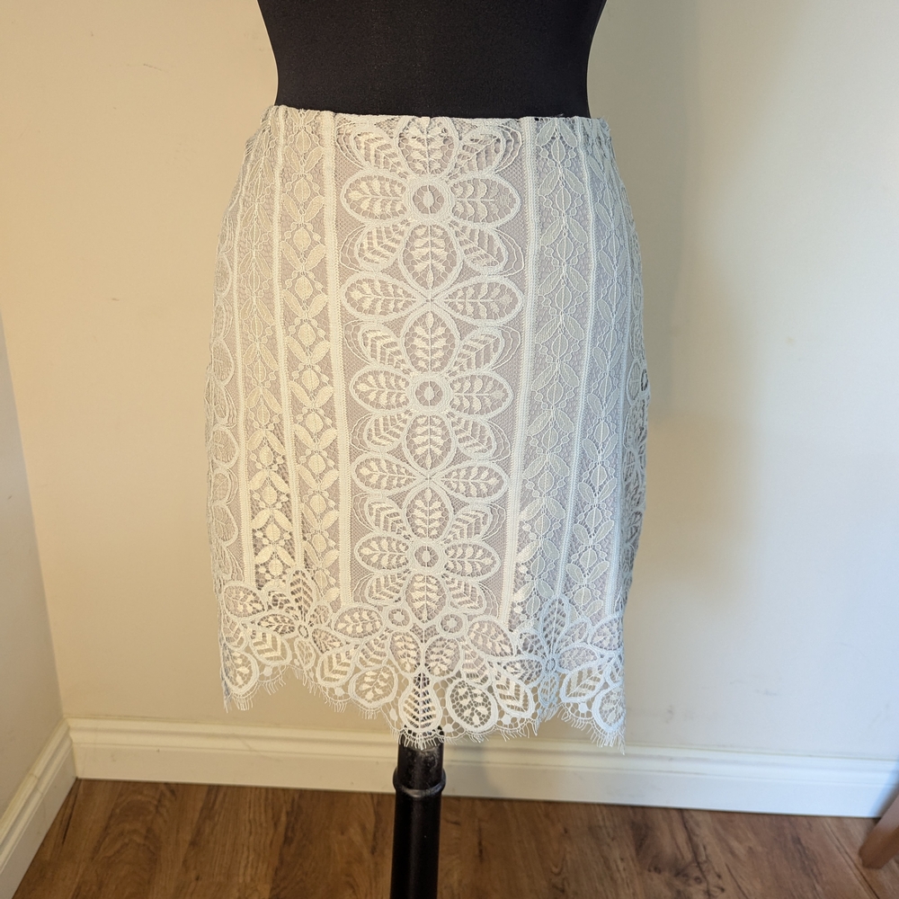 EUC For Love and Lemons White Floral Lace Mini Skirt Size M High Rise Zipper